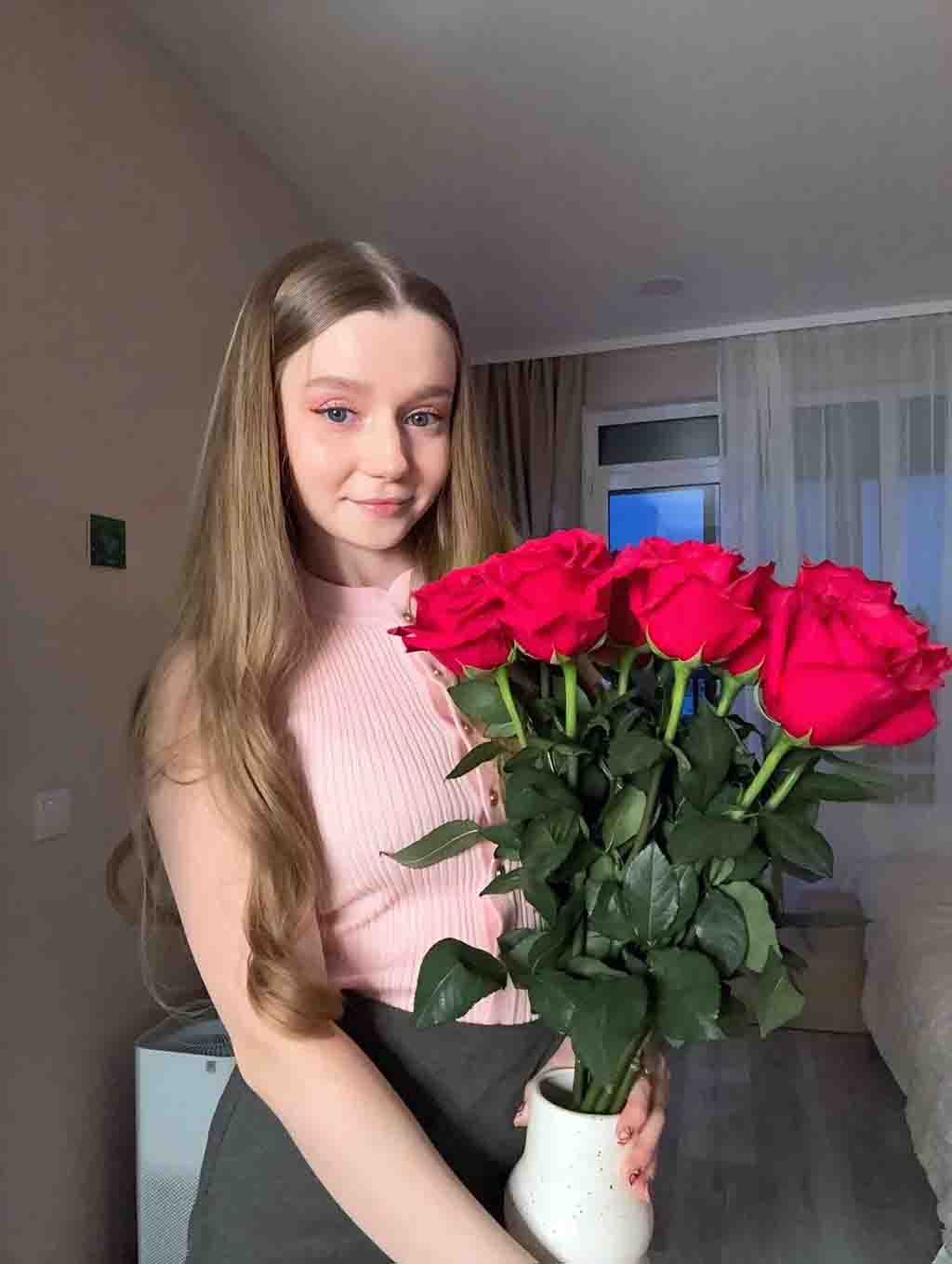 Alina Nikitina Net Worth 2026, How much does Alina Nikitina earn, Alina Nikitina Career, Alina Nikitina Brand Deals, Alina Nikitina Lifestyle.