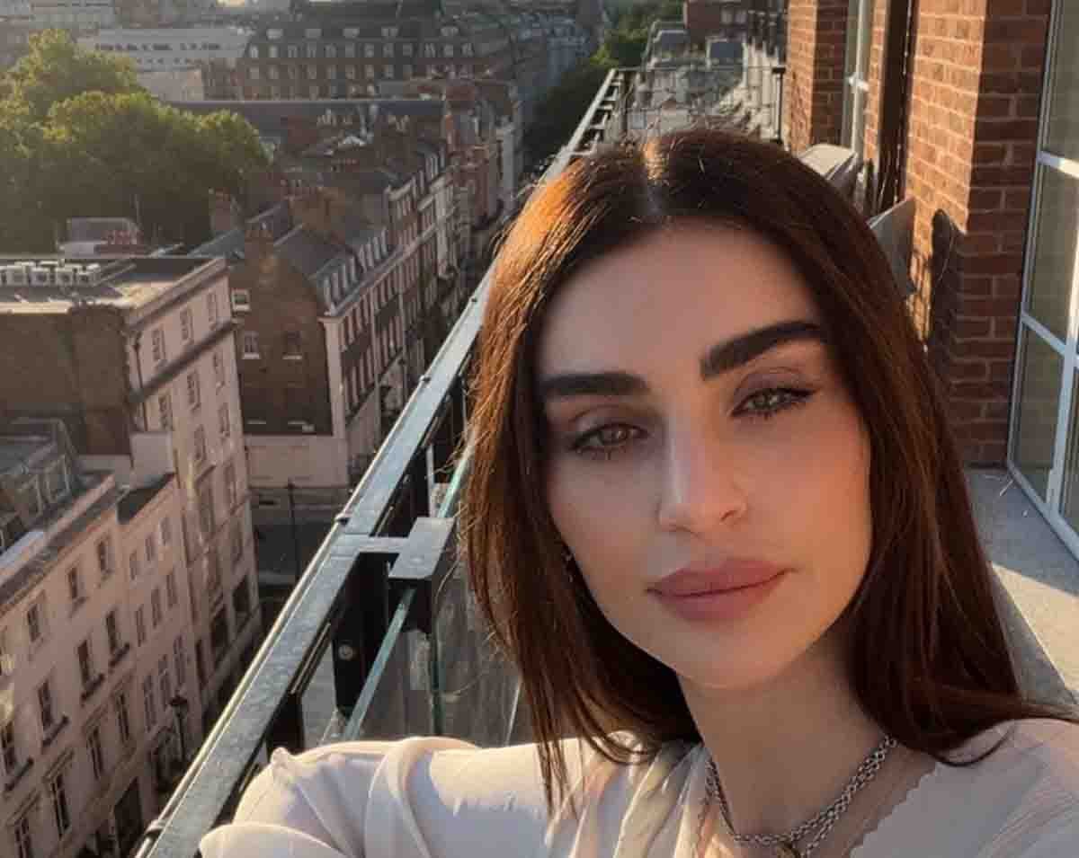 Aimee Osbourne biography 2026: Official portrait of the singer ARO and eldest daughter of Ozzy Osbourne.