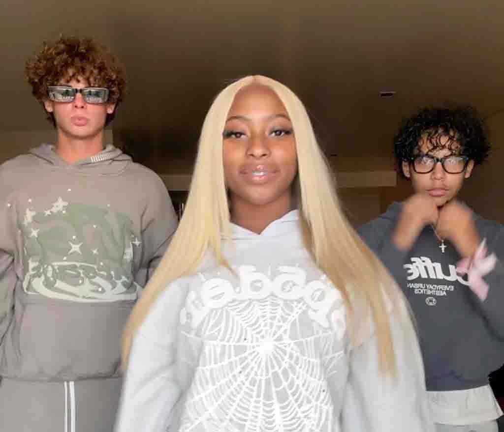 Lei Lei and her boyfriend owen1dk together in a social media collab.