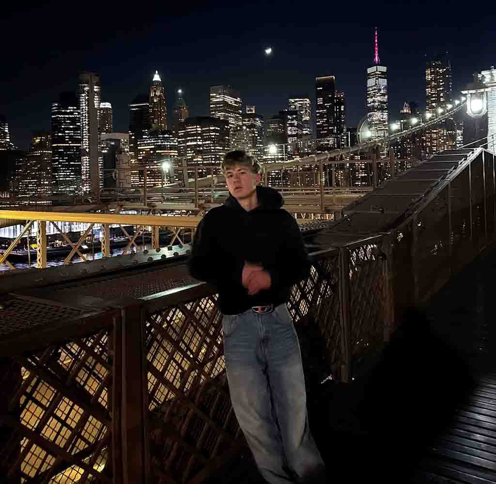 Streichbruder Sigma Boy showcasing his lifestyle as a successful digital creator