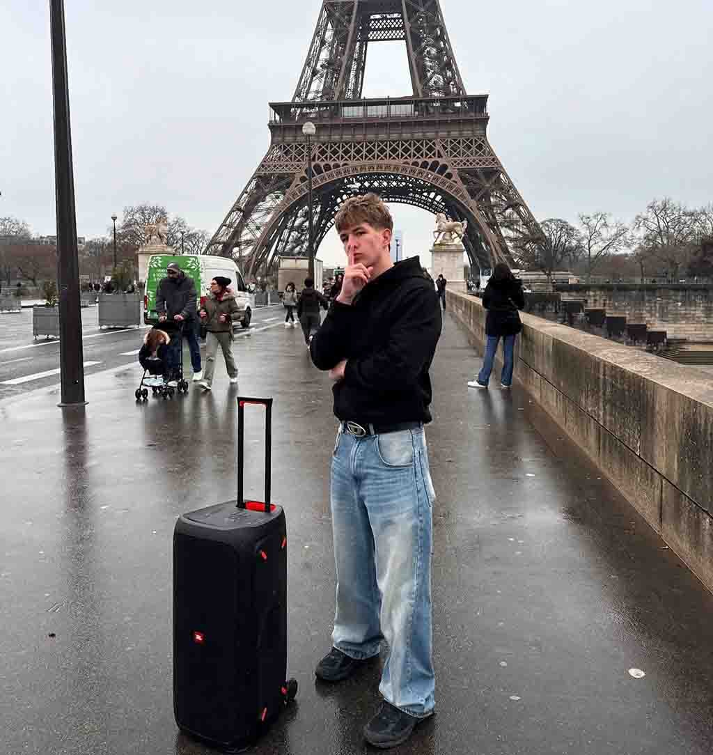 Streichbruder Sigma Boy posing with his signature XXL speaker